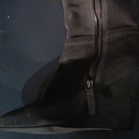 Pour la Victorie Gray Suede High Boots - Picture 1 of 4